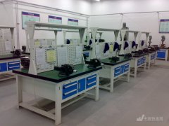 技校钳工工作台
